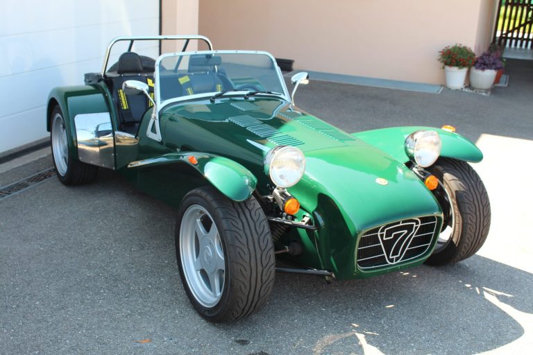 Détail du moteur de la Caterham Super Seven pendant le remplacement de la courroie de distribution