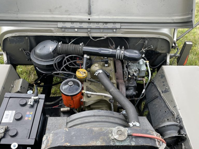 Compartiment moteur de la Jeep Willys CJ-3a de 1949 après changement de moteur : filtre à air, carburateur, radiateur et batterie neuve