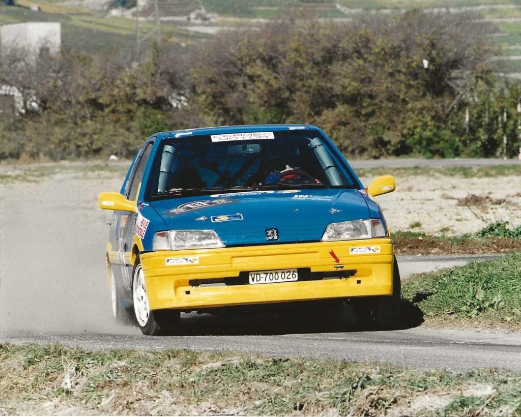 Peugeot 106 groupe A en action lors d’un rallye en 1999, passé sportif de Pascal Andrey
