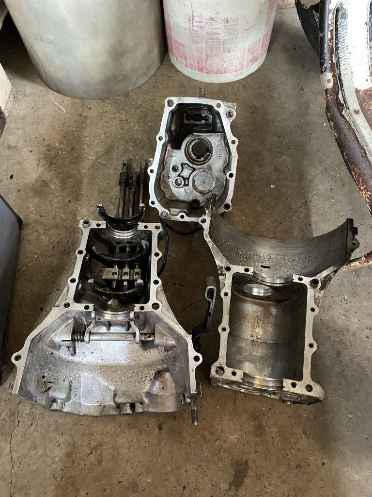 Boîte de vitesses manuelle de Suzuki SJ 410 au démontage