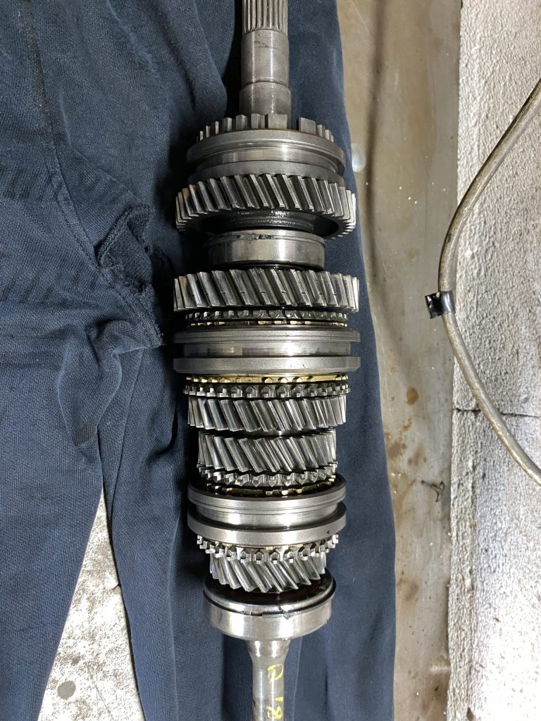 Pièces de la boîte de vitesses de Suzuki SJ 410 avant remontage